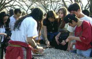 Volk um Schmuckstand