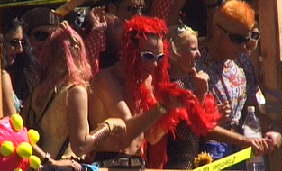 Streetparade Leute auf Love mobiles